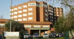 Imagen de archivo del exterior de la residencia de mayores de Caranza. 