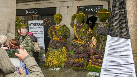 Una de las figuras florales presentes en la Festa de Os Maios del 2024