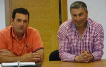 El presidente saliente -derecha- continuar� en la directiva que ahora encabeza Alberto V�zquez. 