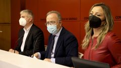 El alcalde de Santiago, Xos� S�nchez Bugallo (PSdeG) junto a los directores del programa de la Agenda Urbana 2030, Mar�a Cadaval y Santiago Lago