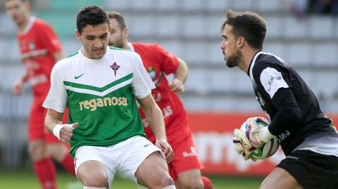 Marc Mart�nez atrapa un bal�n ante Churre