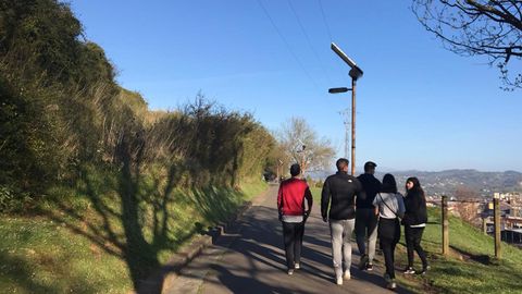 Grupo de personas paseando por la pista Finlandesa, el sábado por la tarde