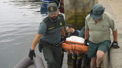 Agentes de la Guardia Cicil trasladan el cadver hallado en un acantilado de Cabo Vidio, zona donde desde ayer se trabaja en la bsqueda del alcalde de Soto del Barco, Jaime Prez