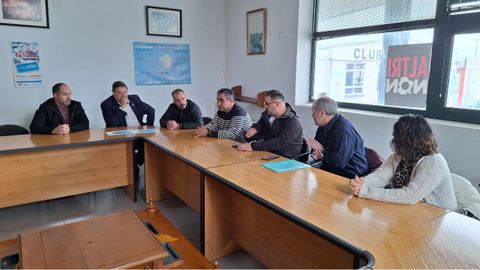 Julio Abalde (segundo por la izquierda) mantuvo un encuentro con los patrones mayores de la r�a de Arousa
