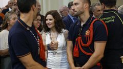 La presidenta de la Comunidad de Madrid, Isabel D�az Ayuso, entre dos bomberos.