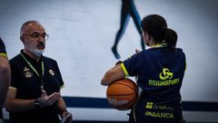 Moncho L�pez, con una de sus ayudantes, durante la sesi�n de pretemporada del COB.