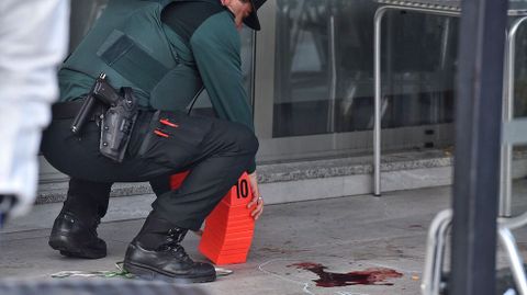 La Guardia Civil recogi pruebas, como muestras de sangre, en la zona donde cay el joven (marcada con una silueta en el suelo)