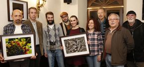 Isabel Janeiro posa con Pablo P�rez y compa�eros de O Poti�os, junto a Jer�nimo Docampo. 