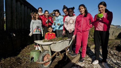 LOS RECREOS. Se enfundan los guantes y cogen la carretilla de forma voluntaria. No es una actividad obligatoria de clase. As disfrutan en este centro los recreos: plantando, regando o quitando malas hierbas. Las solicitudes de matrcula crecen exponencialmente desde hace unos cuatro aos en este colegio ubicado en uno de los barrios con mayor tasa de inmigracin de la ciudad, con menor renta per cpita y, tambin, con menos rboles por vecino. Ahora, pais da outra punta da cidade, da Calle Real ou dos Castros, mesmo de concellos vecios coma Arteixo, traen ata aqu os nenos, destacan desde la direccin de CEIP San Pedro de Visma