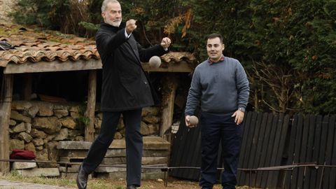 El rey Felipe VI participa en la tirada de bolos durante la visita de la familia real a Valdesoto, este s�bado, donde la princesa de Asturias entregar� el Premio al Pueblo Ejemplar con el que fue reconocida esta parroquia tras presentar su candidatura durante 21 ediciones
