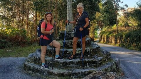 Lidia Santoyo y María Rosana Arroyo se tomaron esta fotografía en el cruceiro pobrense de A Mercé