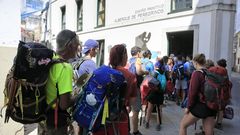Peregrinos hacen cola a las puertas del albergue p�blico de Lugo