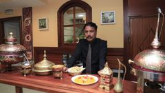 Iqbal, copropietario de la cadena Royal Tandoori Indian Restaurant, se encuentra estos d�as en el nuevo establecimiento abierto en la capital gallega, inaugurado este mismo domingo. El horario de atenci�n al p�blico en el local de Rep�blica Arxentina 11 es de martes a domingo, de 12 a 24 horas (el lunes est� cerrado). En su carta se pueden encontrar recetas de todas las regiones de la India.