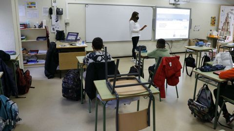 Clase en el CEIP López Ferreiro de Santiago, en cuyas aulas hay sitios vacíos