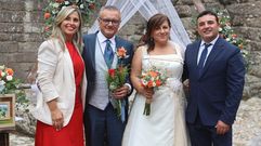 Los novios, flanqueados en el castillo por la alcaldesa de Vimianzo y el regidor de Laxe 