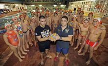 Luis Vilavedra, con  tenis, con un colaborador y parte de una secci�n que cuenta con 100 waterpolistas y 5 equipos federados. 