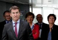 Feijoo, en la firma del pago de la factura farmac�utica, con Rosa Lendoiro y Roc�o Mosquera.