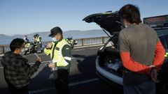 Imagen de un control de drogas llevado a cabo por la Guardia Civil en Porto do Son. 