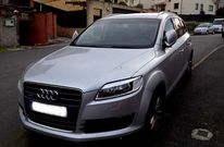 Un Audi modelo Q7 lleva a�os aparcado en una acera de Oleiros sin que nadie lo mueva.