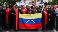 Un grupo de abogados protestan en Caracas contra el Gobierno de Maduro, al que acusan de vulnerar el Estado de derecho al pretender imponer sentencias