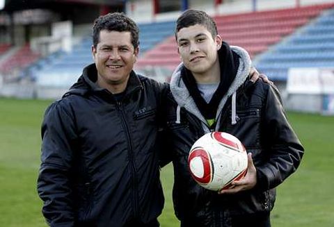 Cristian Presas, a la derecha, con su padre, Ney, en el campo de O Couto, en Ourense. 