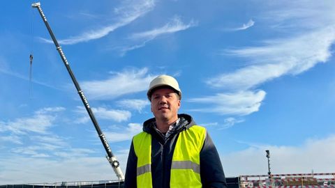 El equipo de Grúas Norte del que forma parte Javier Millán estuvo esta semana trabajando en las nuevas líneas del metro de Oporto