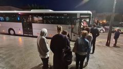 Imagen de un autob�s a primera hora de la ma�ana en Tui.