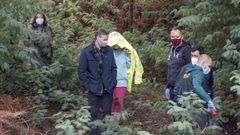 Cristina, tapada con un chuvasquero amarillo, acompa�� a los agentes para localizar los restos enterrados de su v�ctima