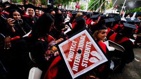 Cartel en defensa de los estudiantes extranjeros durante la ceremonia de graduacin celebrada este jueves en Harvard