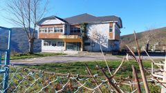 Edificio de la antigua escuela de Folgoso do Courel, que fue cedida por el Concello a la Diputaci�n para construir una residencia de mayores