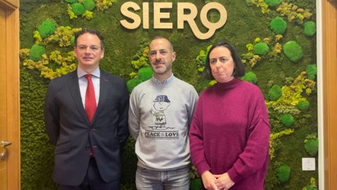 (De izda a dcha )El director del sector p�blico en Asturias de Inetum, Javier Serrano, el alcalde de Siero, �ngel Garc�a, y Marta Piquero, t�cnica del Servicio de Promoci�n Econ�mica del Ayuntamiento de Siero.