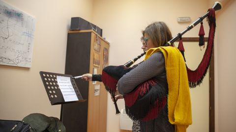 Sonia Rocas practica con la gaita en una de las clases para adultos