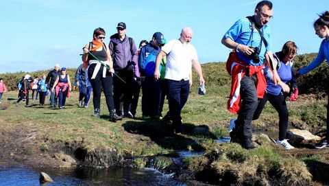 Andainas Co�ece a Costa da Morte. Ruta do mar a terra, de Cee. Senderistas en el monte Banle.