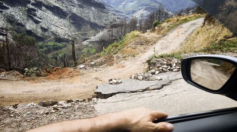 La carretera que es la �nica v�a de acceso a los pueblos de esta parte del r�o Sold�n presenta este aspecto en media docena de puntos de su trazado de 15 kil�metros 