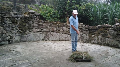 Moncho Villar, limpando a Eira da Vilara, en Santa Cristiña