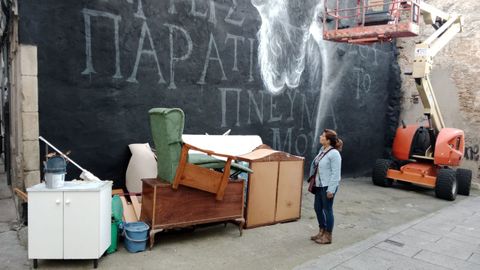 La alcaldesa, Mari�a Gueimunde, se desplaz� este viernes a primera hora hasta el mural junto al que alguien deposit� de madrugada numerosos enseres que deben ir al punto limpio