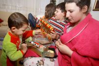 Los peque�os son los que m�s disfrutan abriendo regalos. 