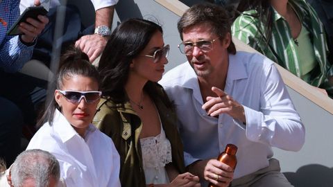 Brad Pitt charla con In�s de Ram�n en Roland Garros.