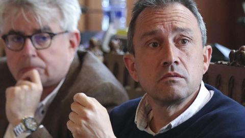 El consejero de Ordenaci�n de Territorio, Urbanismo, Vivienda y Derechos Ciudadanos, Ovidio Zapico (d), acompa�ado del director general de Ordenaci�n de Territorio, Ignacio Ruiz Latierro, comparece este martes en la Junta General para informar sobre la empresa Sedes y responder varias preguntas sobre vivienda y transparencia