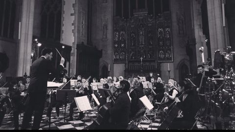 Miguel �ngel Esteban dirigiendo una orquesta en Londres
