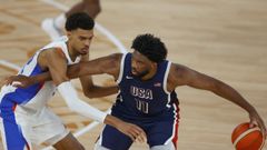 Joel Embiid, con el baln en la mano, ante la presin de Vctor Wembanyama