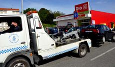 La gr�a se llev� ayer uno de los coches de As Carolinas.