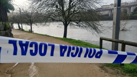 Acceso cortado al balneario de A Chavasqueira debido a la crecida del r�o Mi�o en Ourense.