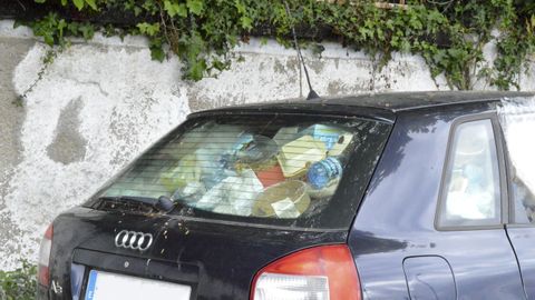 Coche lleno de basura en el p�rking del S�nchez Aguilera.