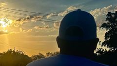 El doctor Rafael Ram�rez, viendo el amanecer en la ciudad de Maracay (Venezuela).
