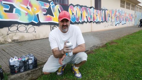 Pastron7, uno de los pioneros del grafiti, delante de su obra 