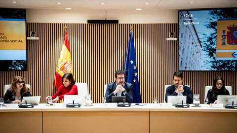 El secretario de Estado de Trabajo, Joaqu�n P�rez Rey, preside la mesa de di�logo social para la subida del salario m�nimo interprofesional (SMI)