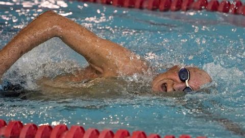 El nadador Paco Dom�nguez, de 97 a�os, durante la prueba de 100 metros esta ma�ana