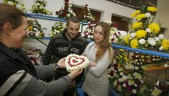 Los vendedores del mercado de flores de Cambados recibieron ayer a los primeros clientes en su nuevo emplazamiento. 