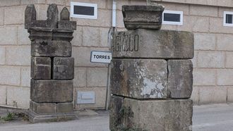 Los monolitos de acceso al pazo Torres Agrelo en Redondela